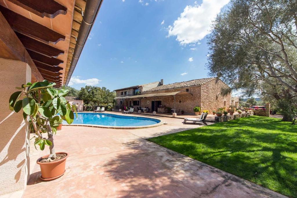 una casa con piscina en un patio en Finca Cas Contador Mallorca en Algaida