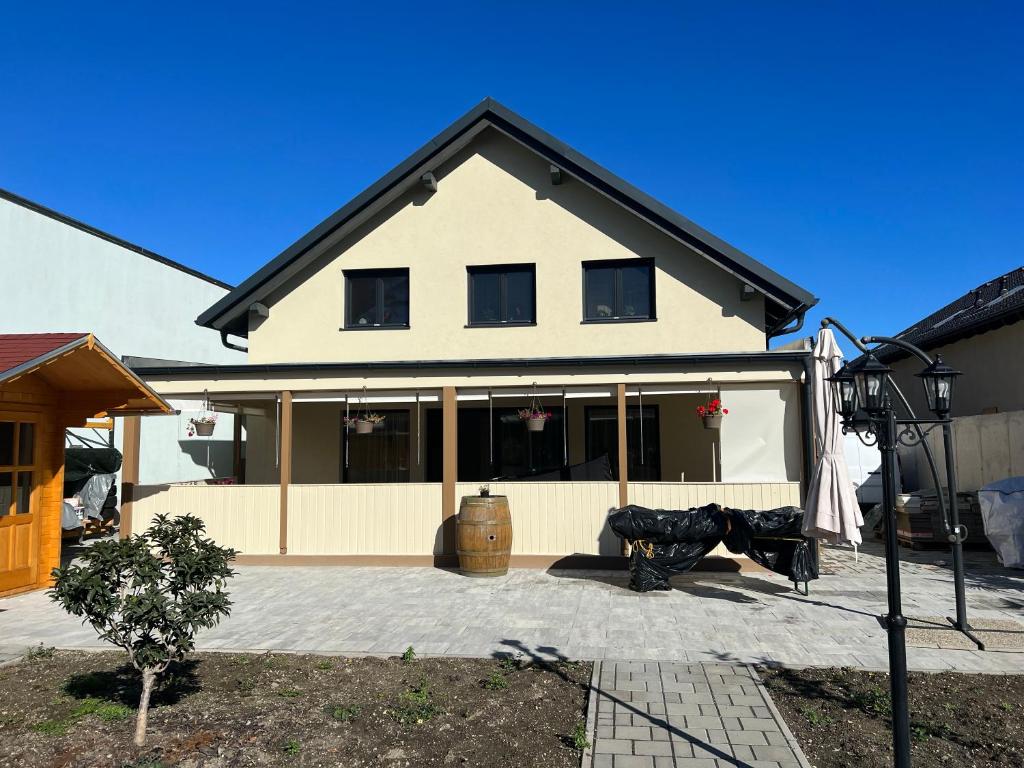 een huis met veel ramen erop bij Ruhige Grüne Oase bei Flughafen Schwechat in Schwechat