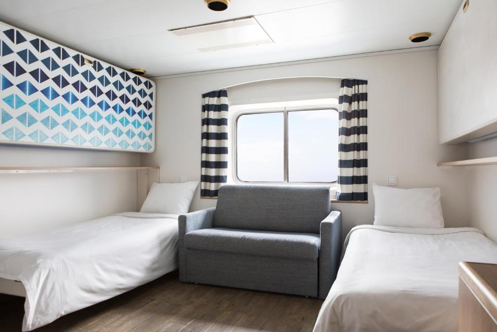 Postel nebo postele na pokoji v ubytování Silja Line ferry - Helsinki to Stockholm