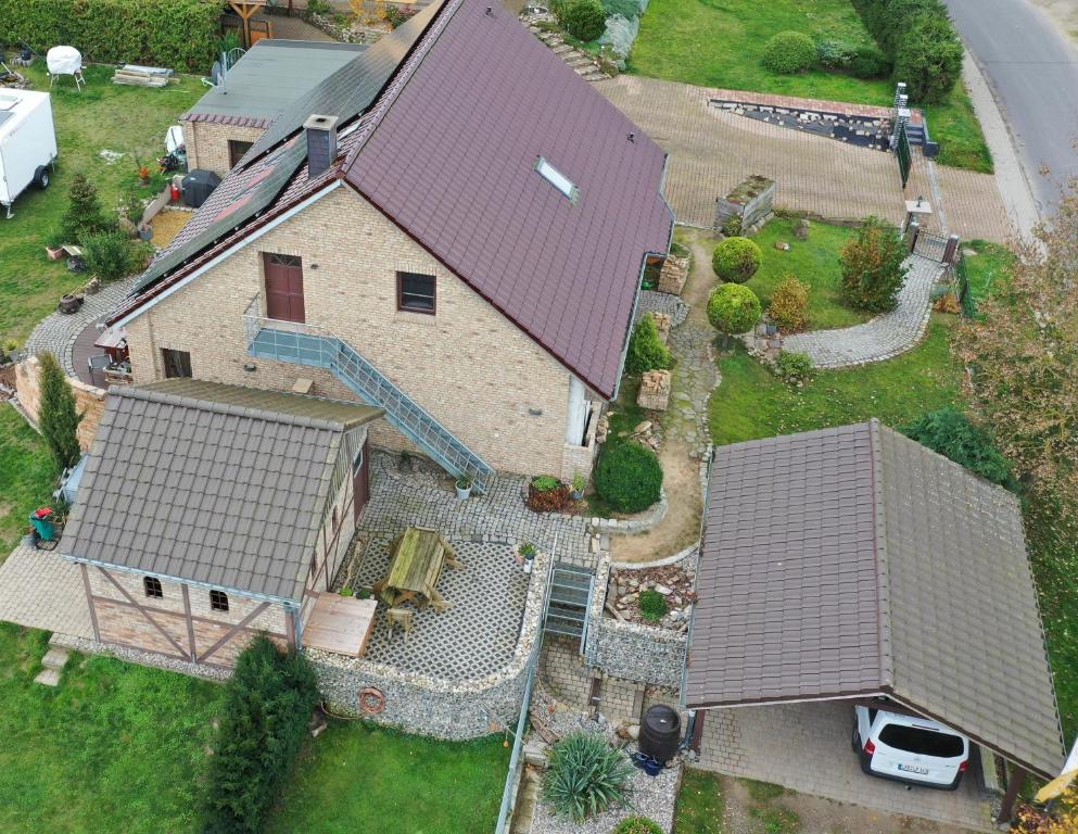 an overhead view of a house with a roof at Ferienwohnung LaMa in Wiendorf