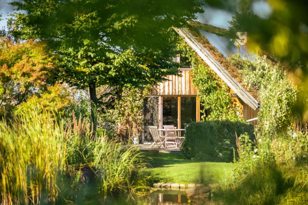 Cabaña con mesa y sillas en el jardín en Ferienhäuser Gruber-List, en Sankt Corona am Wechsel