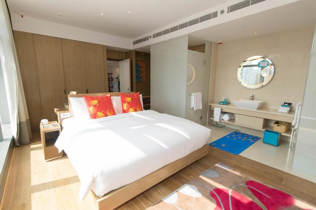 Un pat sau paturi într-o cameră la Hotel Indigo Hong Kong Island by IHG