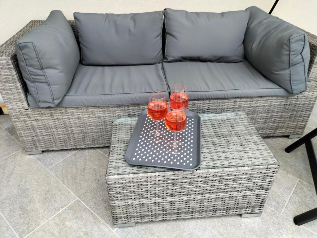 Posedenie v ubytovaní Sakura Studio Apartment
