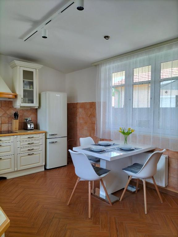 Kuchyňa alebo kuchynka v ubytovaní Sakura Studio Apartment