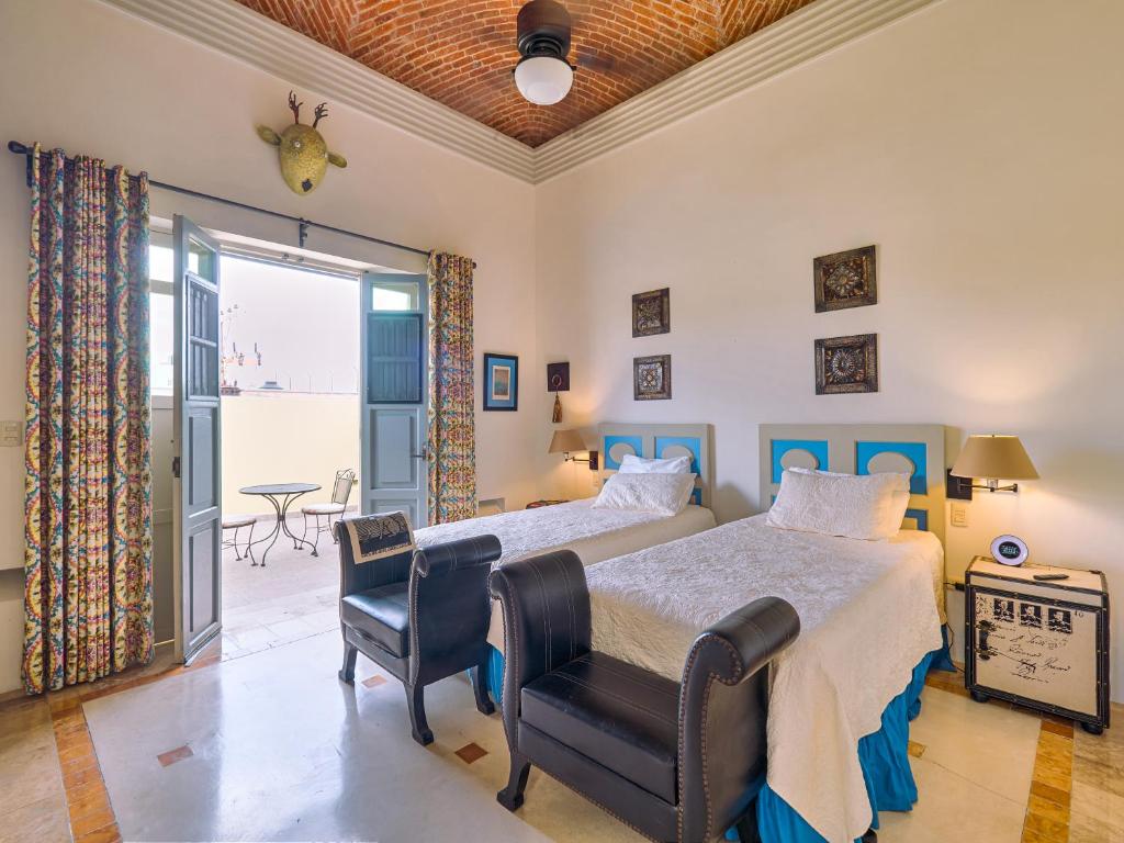 Postel nebo postele na pokoji v ubytování Casona 66 Merida Boutique Hotel