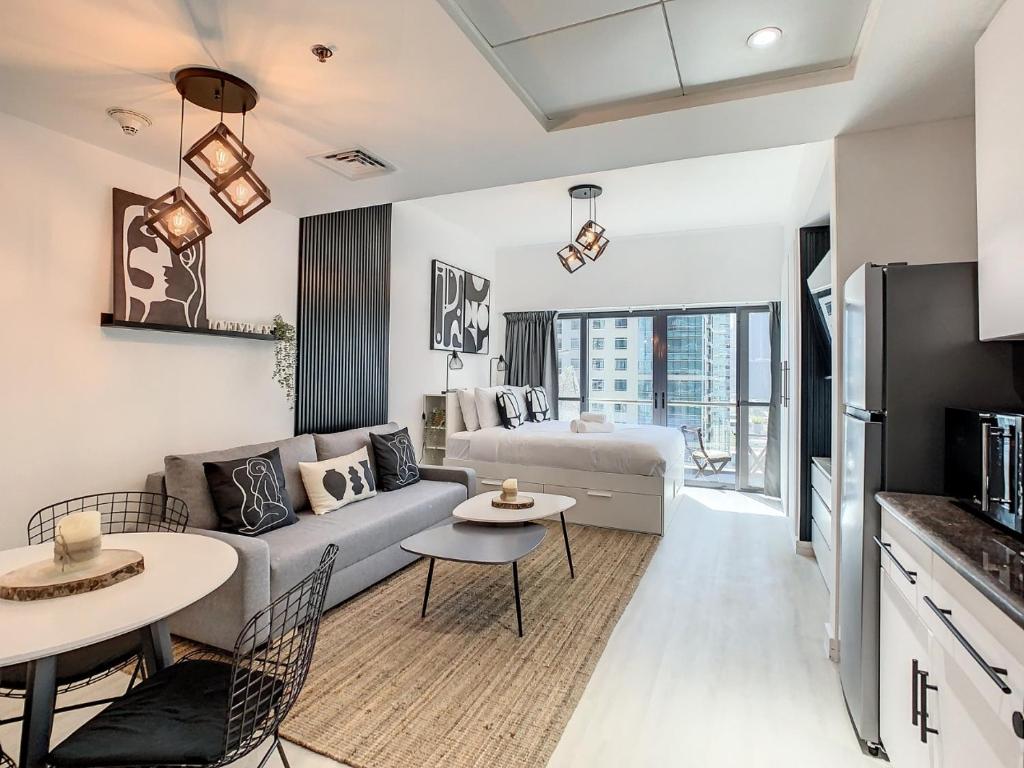 Luxury Modern Studio in JLT with Amazing View & Rooftop Pool sleeps 3