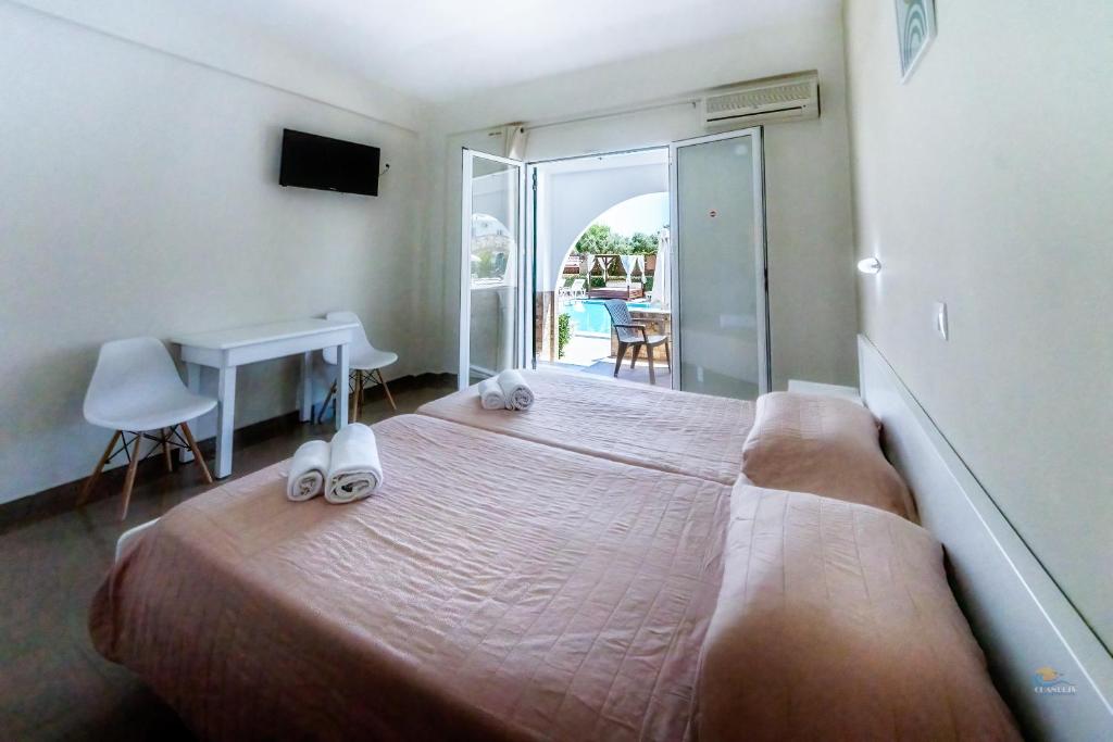 TV a/nebo společenská místnost v ubytování Chandris Apartments