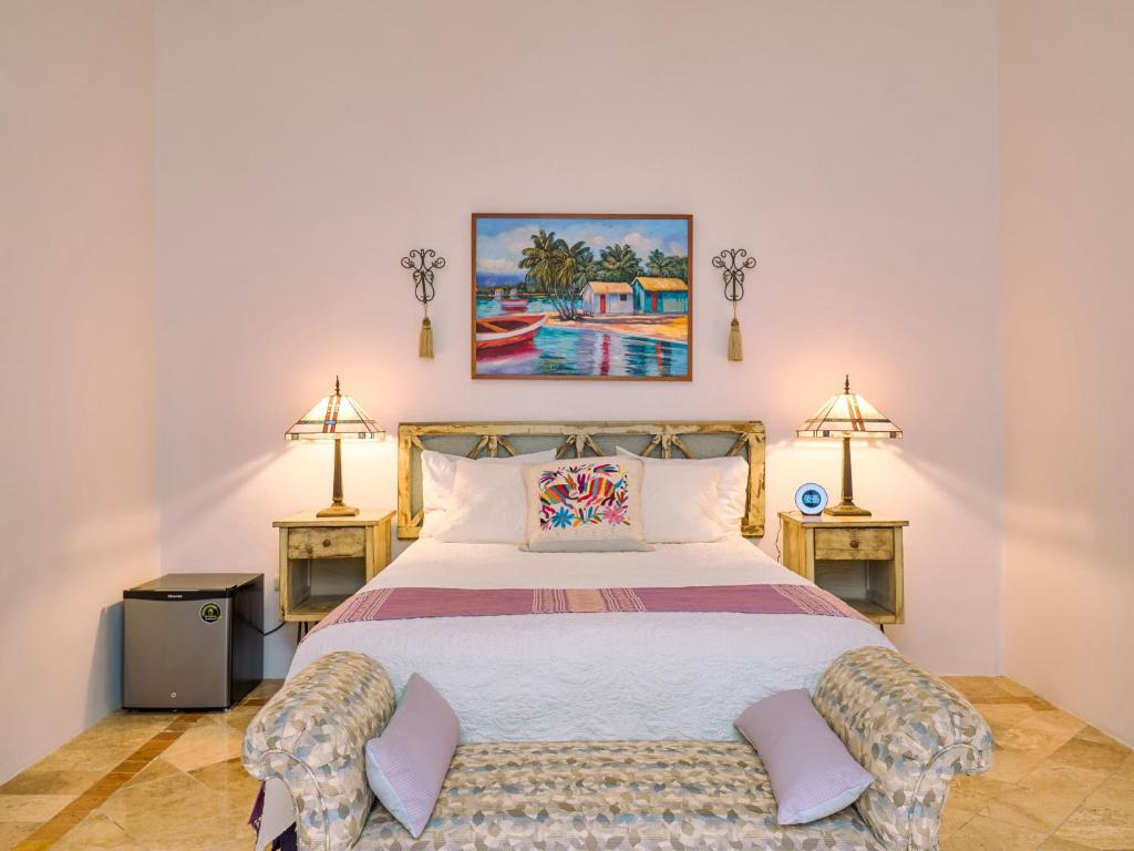 Postel nebo postele na pokoji v ubytování Casona 66 Merida Boutique Hotel