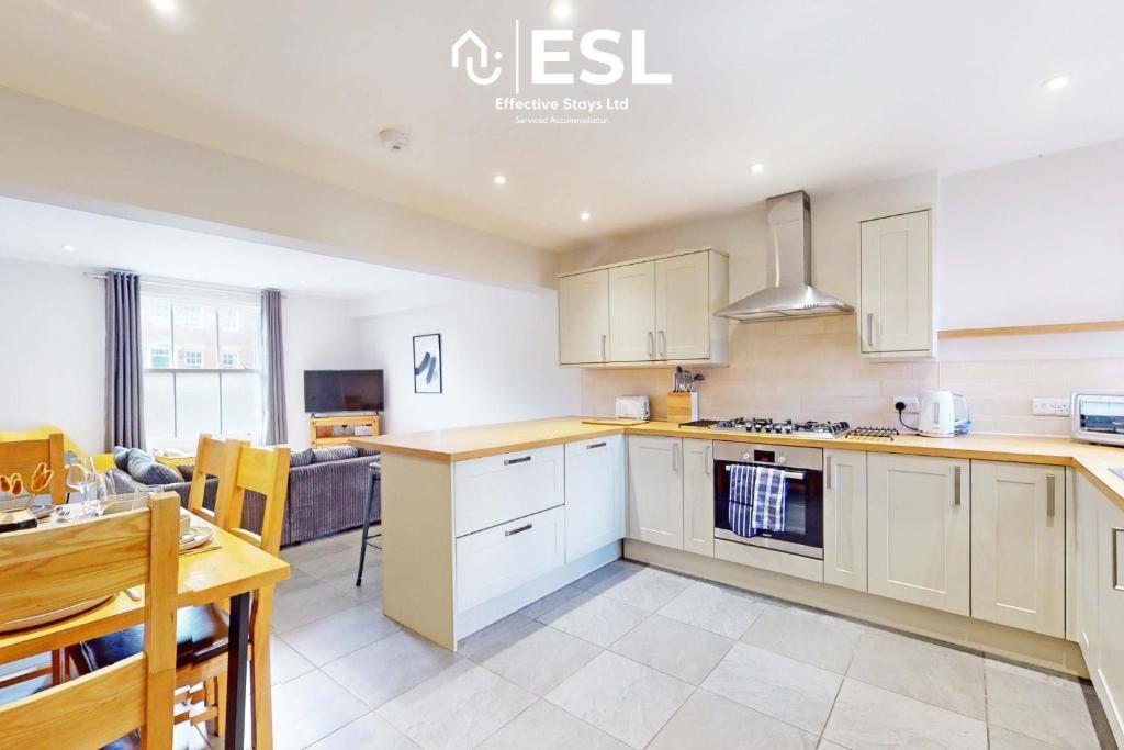 Köök või kööginurk majutusasutuses 5 Bedroom House - Ideal for Groups & Contractors