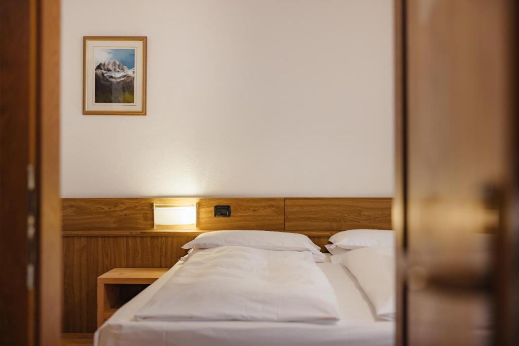 Postel nebo postele na pokoji v ubytování Hotel La Montanara Predazzo