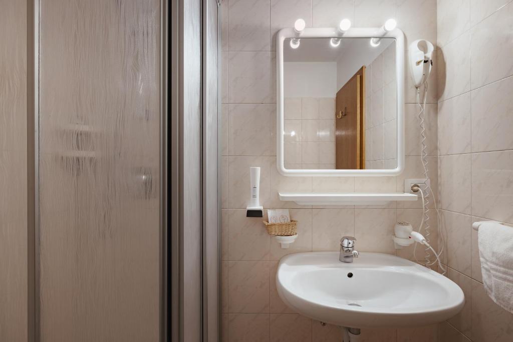 Koupelna v ubytování Hotel La Montanara Predazzo