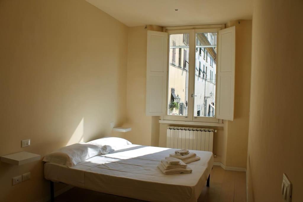 sypialnia z łóżkiem z ręcznikami w obiekcie Modern 3BR Near Santa Maria Novella Station we Florencji