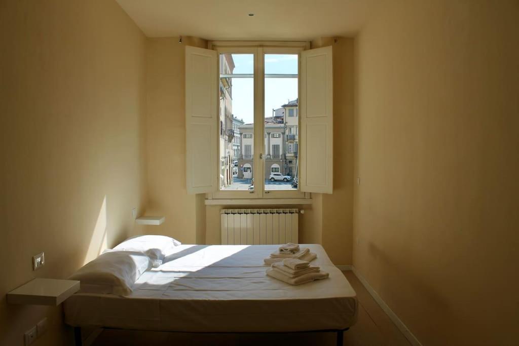 Łóżko lub łóżka w pokoju w obiekcie Modern 3BR Near Santa Maria Novella Station