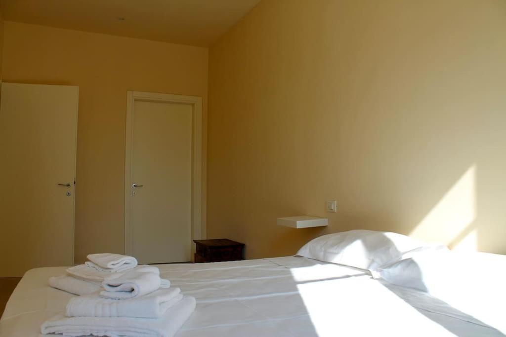 Łóżko lub łóżka w pokoju w obiekcie Modern 3BR Near Santa Maria Novella Station