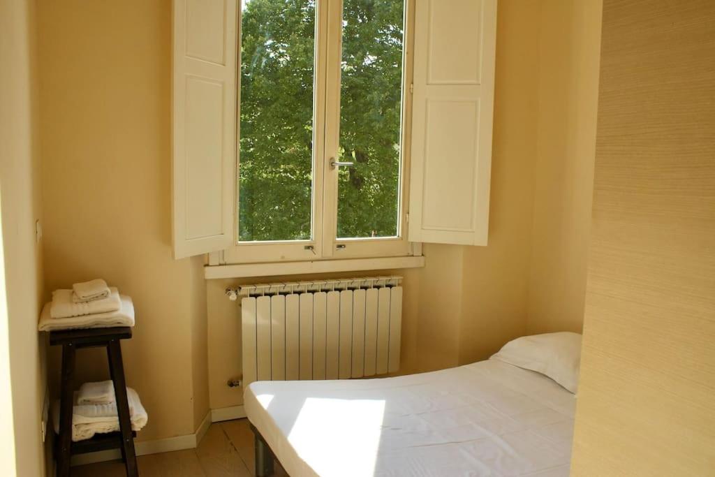 Łóżko lub łóżka w pokoju w obiekcie Modern 3BR Near Santa Maria Novella Station