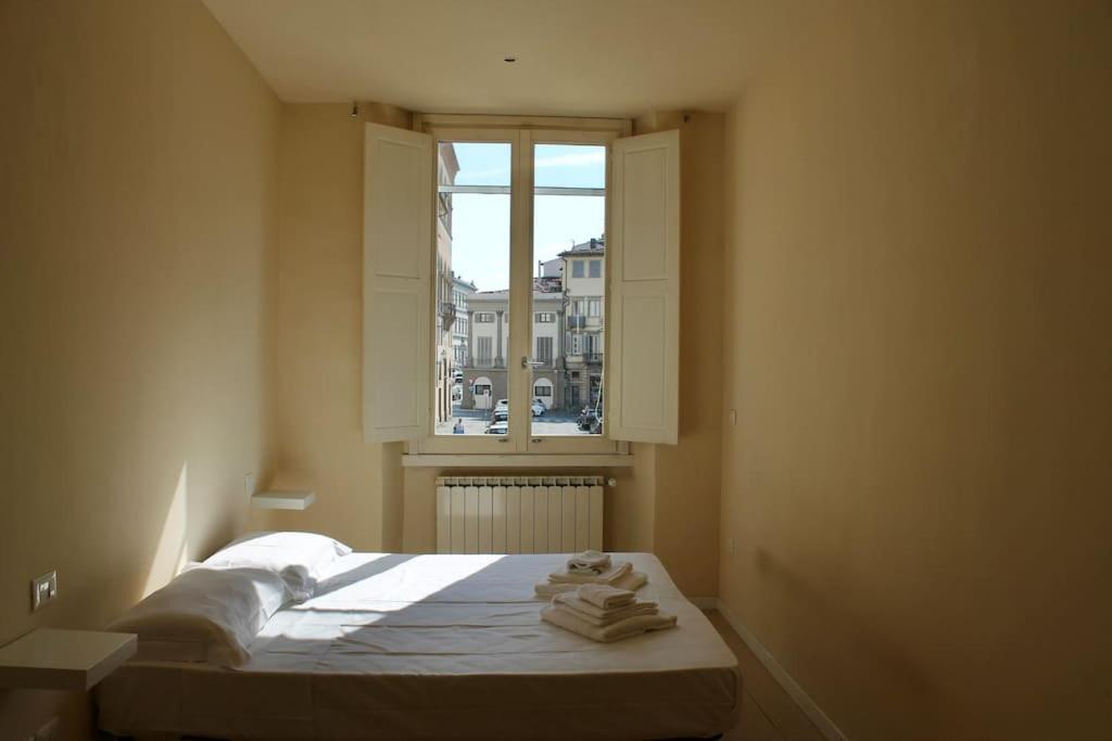 Łóżko lub łóżka w pokoju w obiekcie Modern 3BR Near Santa Maria Novella Station