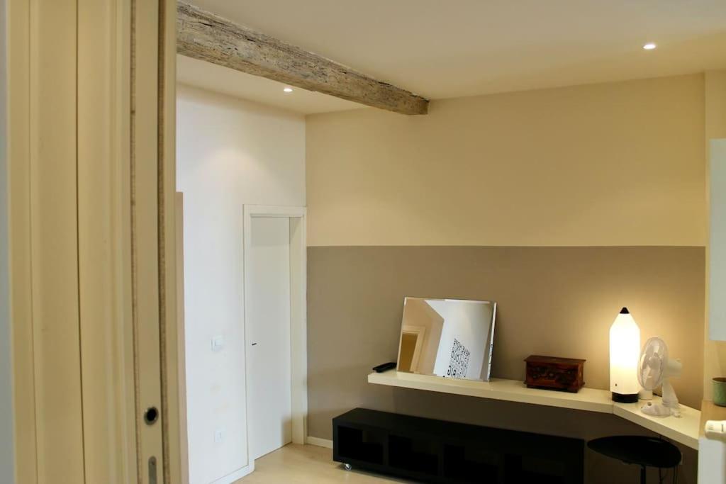 Łóżko lub łóżka w pokoju w obiekcie Modern 3BR Near Santa Maria Novella Station