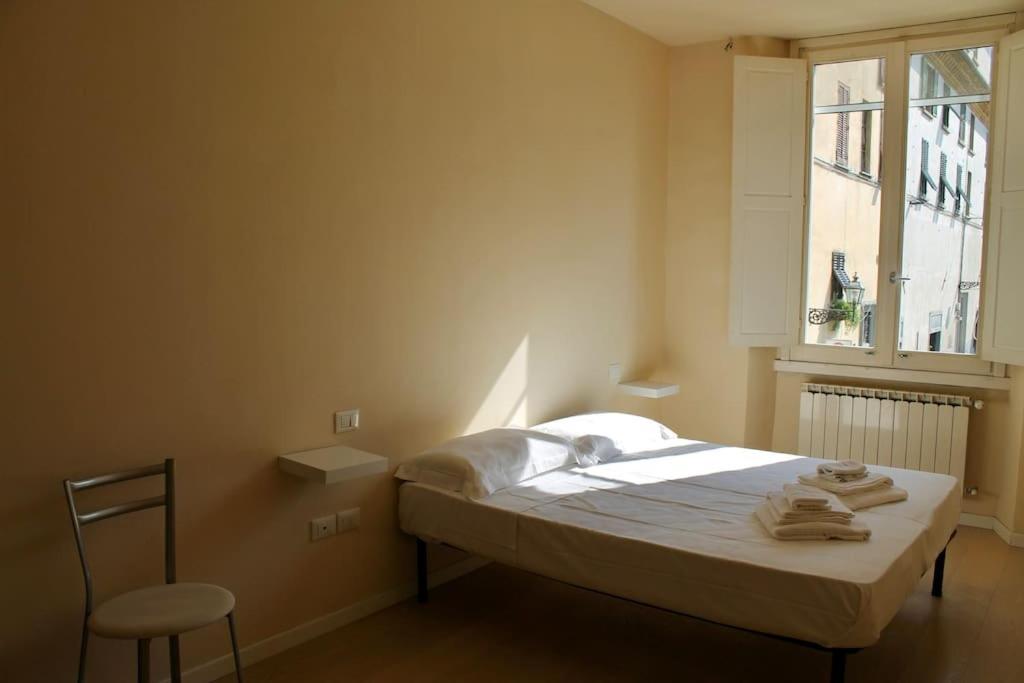 Łóżko lub łóżka w pokoju w obiekcie Modern 3BR Near Santa Maria Novella Station