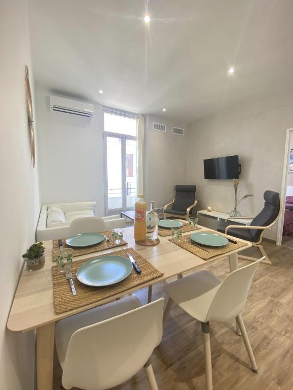 une salle à manger avec une table et des chaises dans une pièce dans l'établissement La Clé Clim, Wifi, Vue Port et Balcon, à Toulon