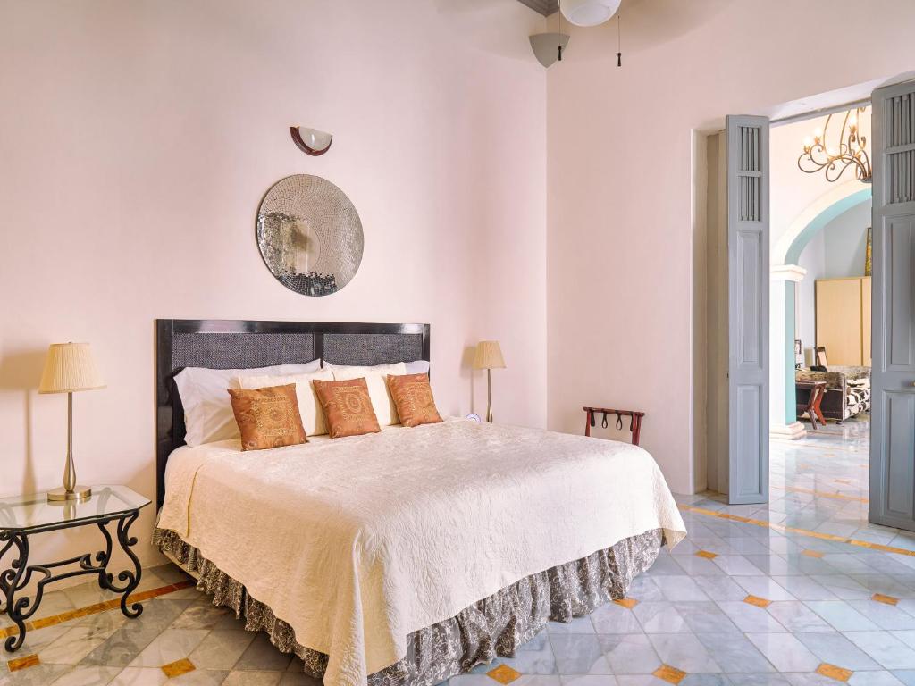 Postel nebo postele na pokoji v ubytování Casona 66 Merida Boutique Hotel