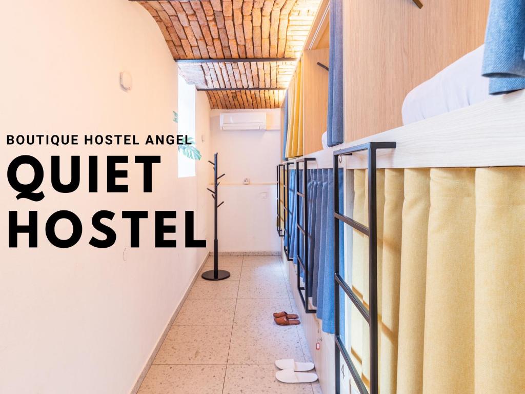 een gang van een ziekenhuis met een bord dat een rustig ziekenhuis leest bij Boutique Hostel Angel in Ljubljana