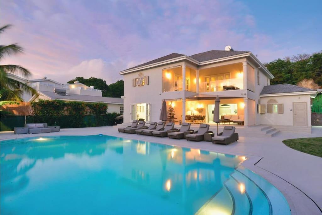 una casa con piscina frente a ella en Luxury 4 bed villa in Mullins St Peter - Sugar Palm House, en Saint Peter