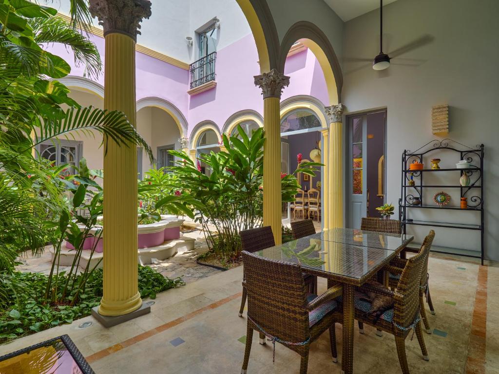 a dining room with a table and chairs at Casona 66 Merida Boutique Hotel in Mérida