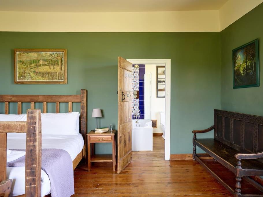 Beautiful farmhouse near Abergavenny - Sleeps 6-26 - Casa De Vacaciones