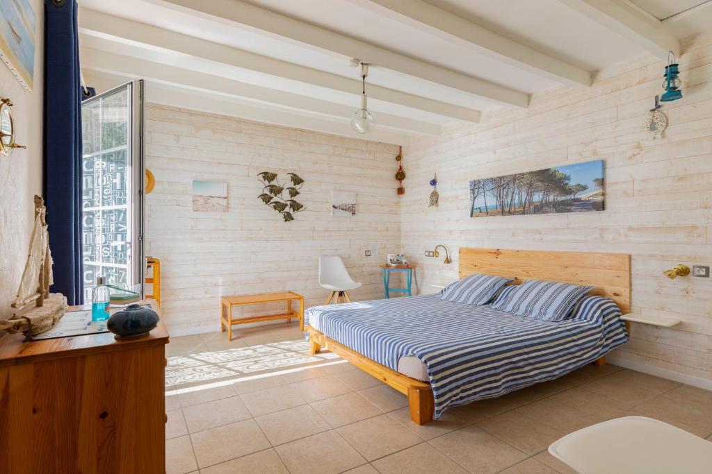 una camera con un letto in una stanza con pareti in legno di Au Petit Pédegouaty a Heugas