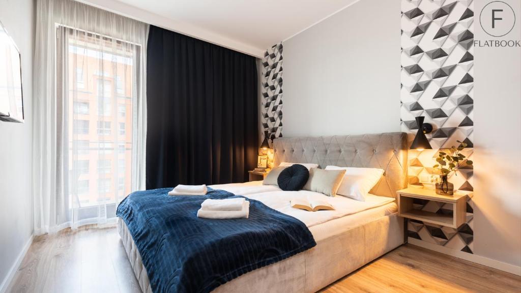 Posteľ alebo postele v izbe v ubytovaní Flatbook - City Center SPA Apartments Motlawa