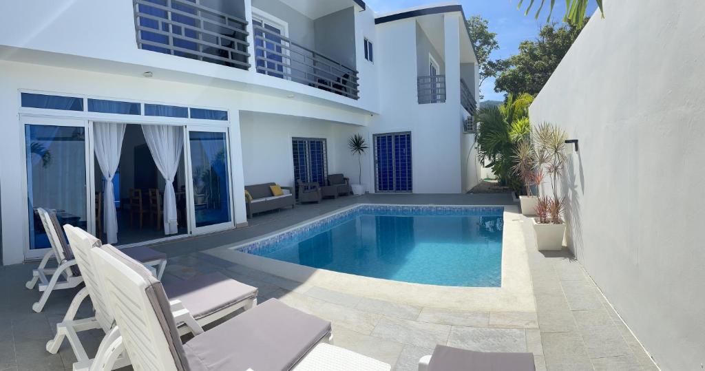 Bazén v ubytování Gaia Residence Deluxe nebo v jeho okolí
