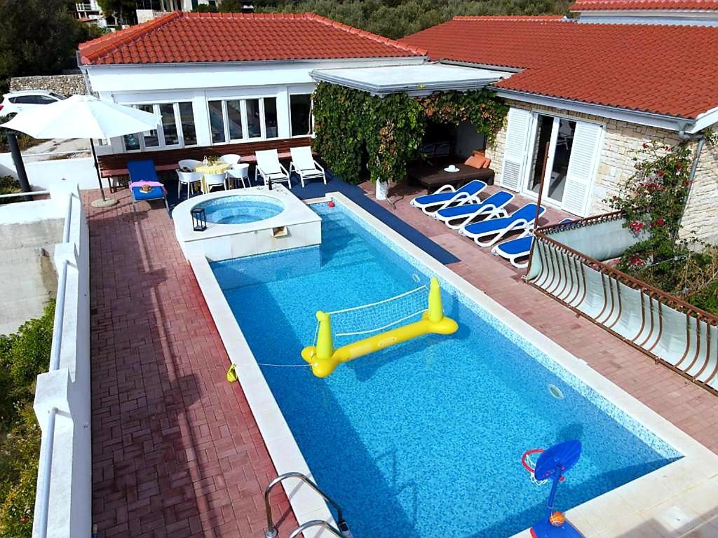 Θέα της πισίνας από το Villa Lucia with private pool and a whirlpool ή από εκεί κοντά