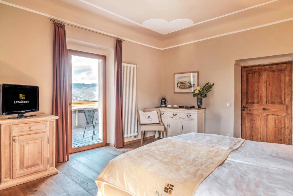 Postel nebo postele na pokoji v ubytování Hotel Ansitz Rungghof