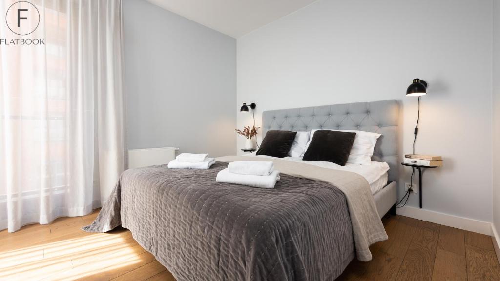 Posteľ alebo postele v izbe v ubytovaní Flatbook - City Center SPA Apartments Motlawa