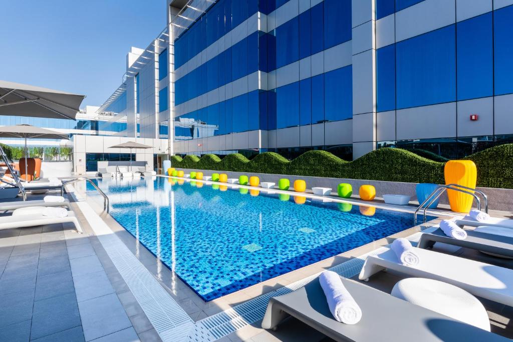 Bazén v ubytování Studio M Arabian Plaza Hotel & Hotel Apartments nebo v jeho okolí