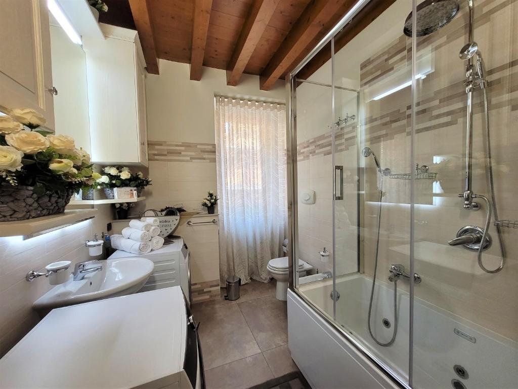 een badkamer met een douche, een toilet en een wastafel bij Eva Lake Endine Hospitality in Endine Gaiano