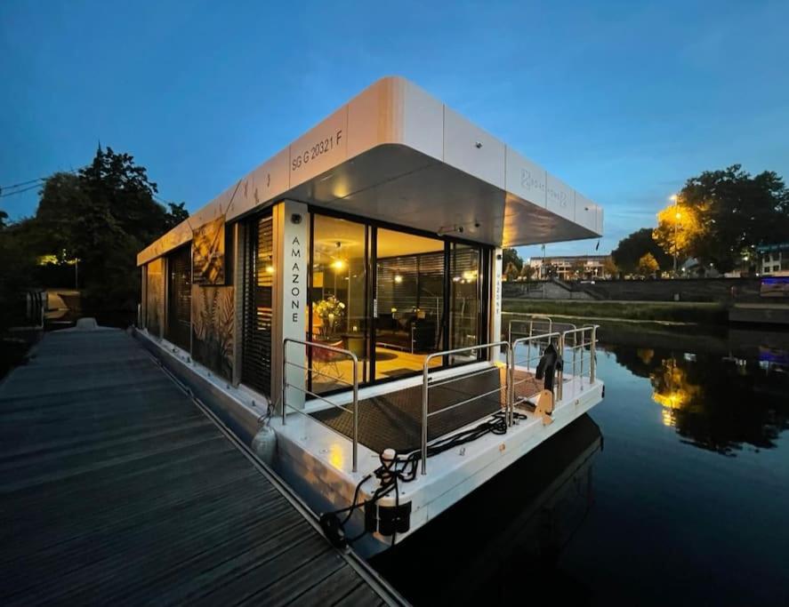 een huis op een boot op het water bij séjour insolite au fil de l'eau in Sarreguemines