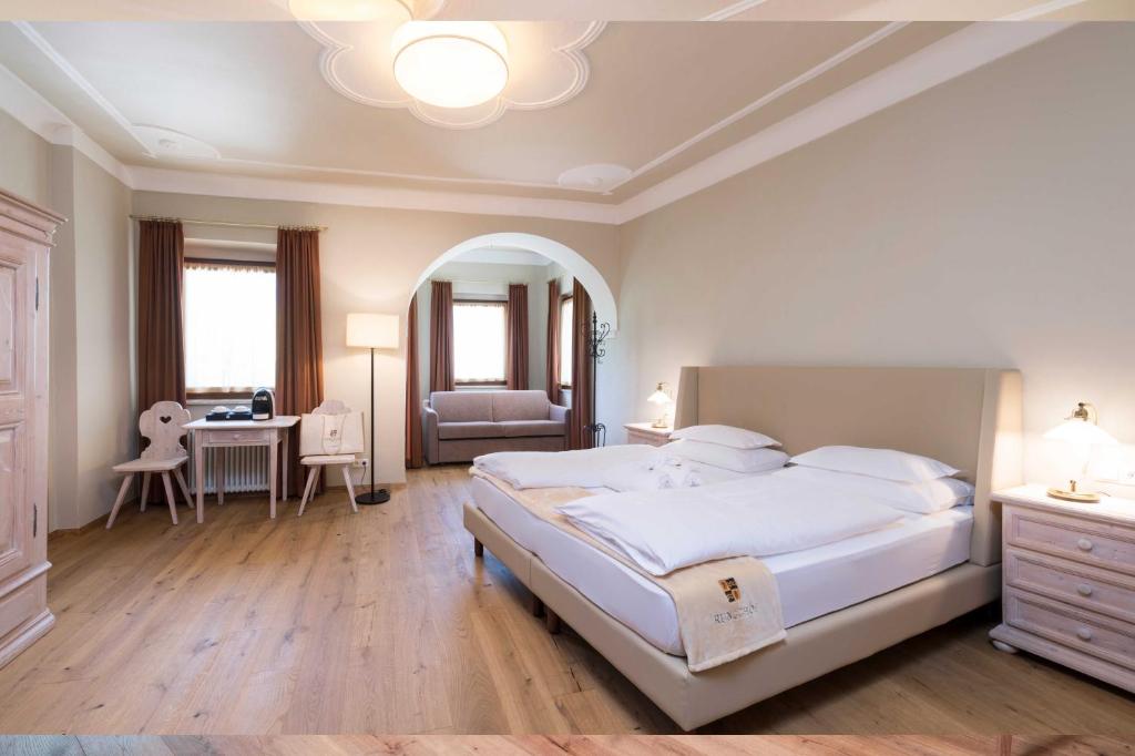 Postel nebo postele na pokoji v ubytování Hotel Ansitz Rungghof