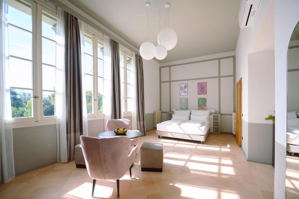 un soggiorno con divano e tavolo di Palazzo Froussard B&B and Living a Lucca