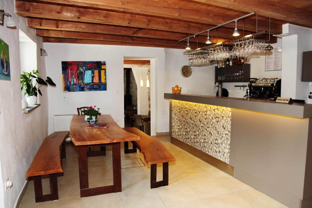 Kuchyň nebo kuchyňský kout v ubytování Boutique Hotel Dvor