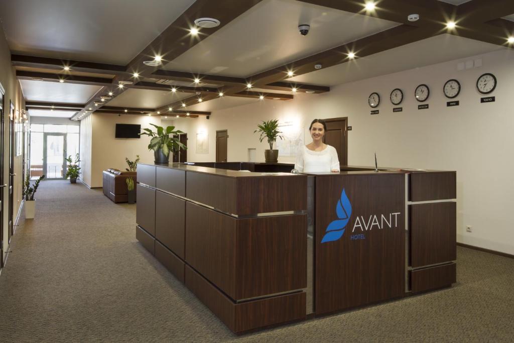 ペルミにあるHotel AVANTの事務所の窓口に立つ女