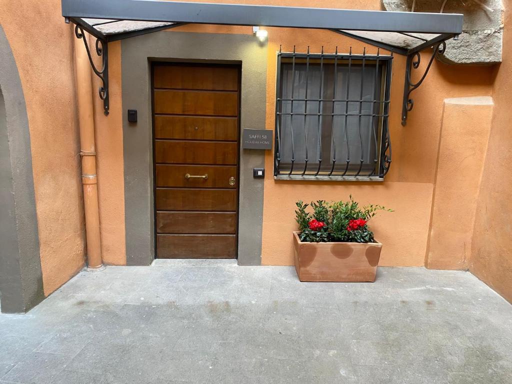 een deur van een huis met een plant ervoor bij Saffi58 Holiday Home in Viterbo