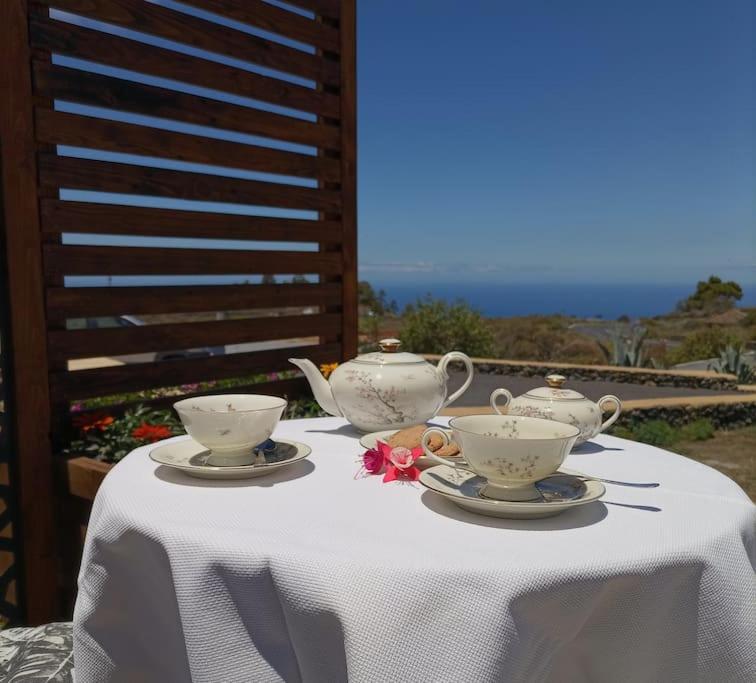 une table avec deux tasses de thé au-dessus dans l'établissement El Sueño: un lugar especial para sus vacaciones, à Fuencaliente de la Palma