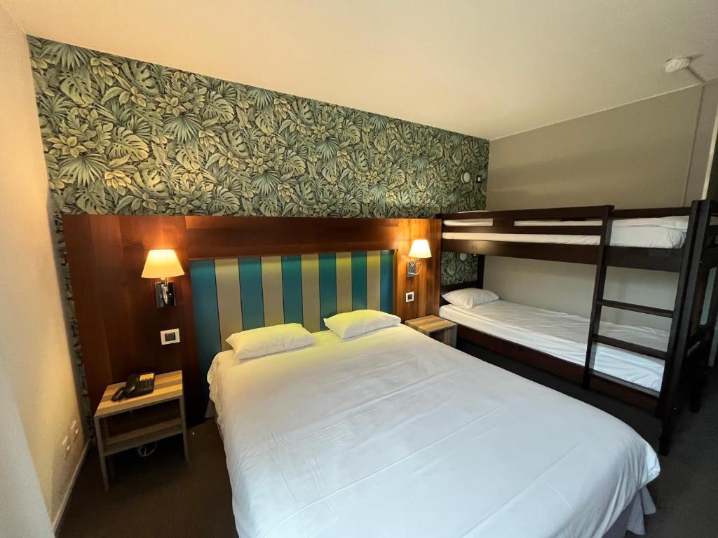 Postel nebo postele na pokoji v ubytování Hôtel Le Néron - Logis