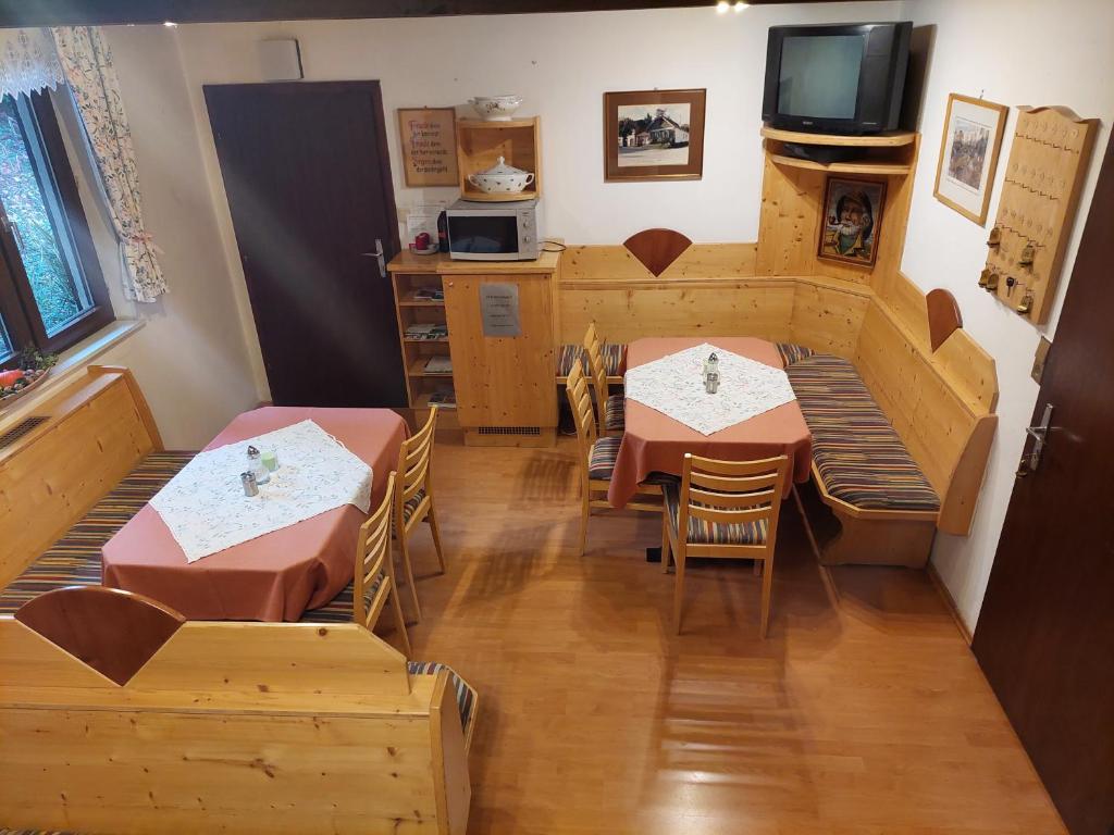 Televízia a/alebo spoločenská miestnosť v ubytovaní Pension Welserhof