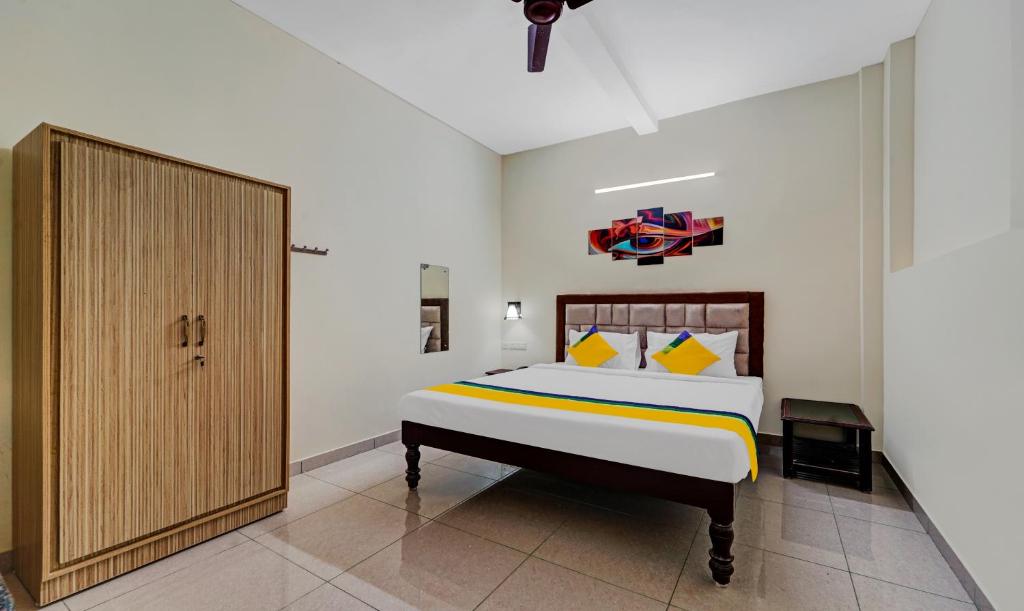 a bedroom with a large bed and a large closet at Itsy By Treebo - Green Villaa 2 Km From Pondicherry Railway Station in Puducherry