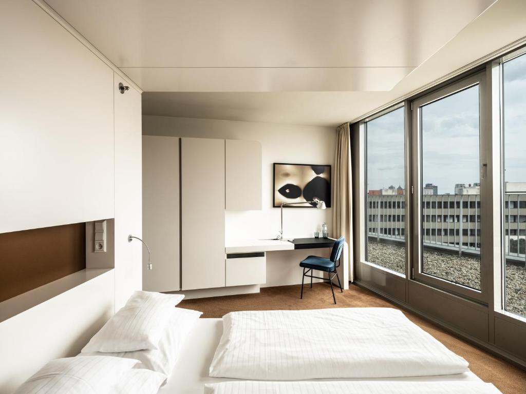 - une chambre avec un lit et un bureau dans l'établissement Falkensteiner Hotel Bratislava, à Bratislava