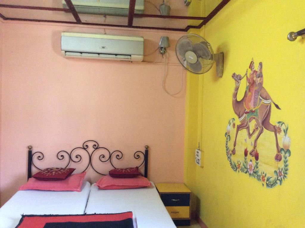 Postel nebo postele na pokoji v ubytování Govind Hotel