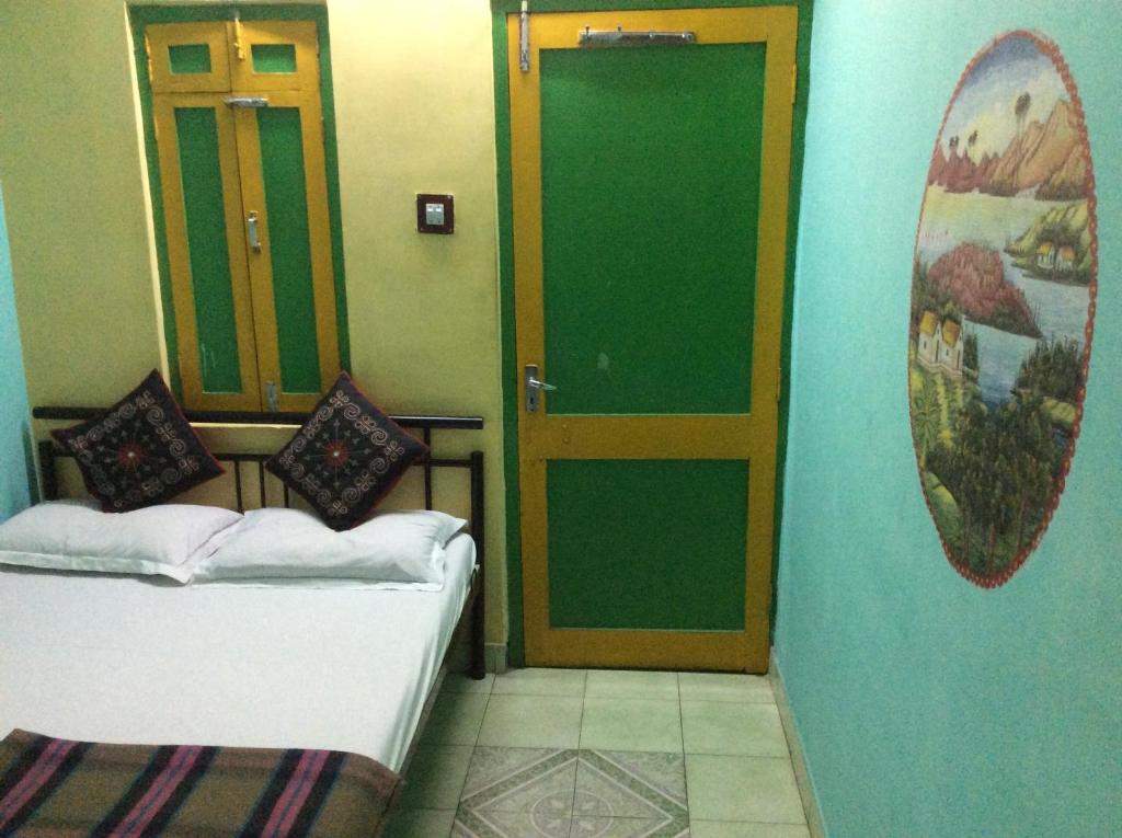 Postel nebo postele na pokoji v ubytování Govind Hotel