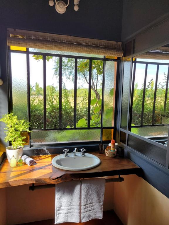 Finca La Saucina Casa de Campo في تونويان: حمام مع حوض ونافذة